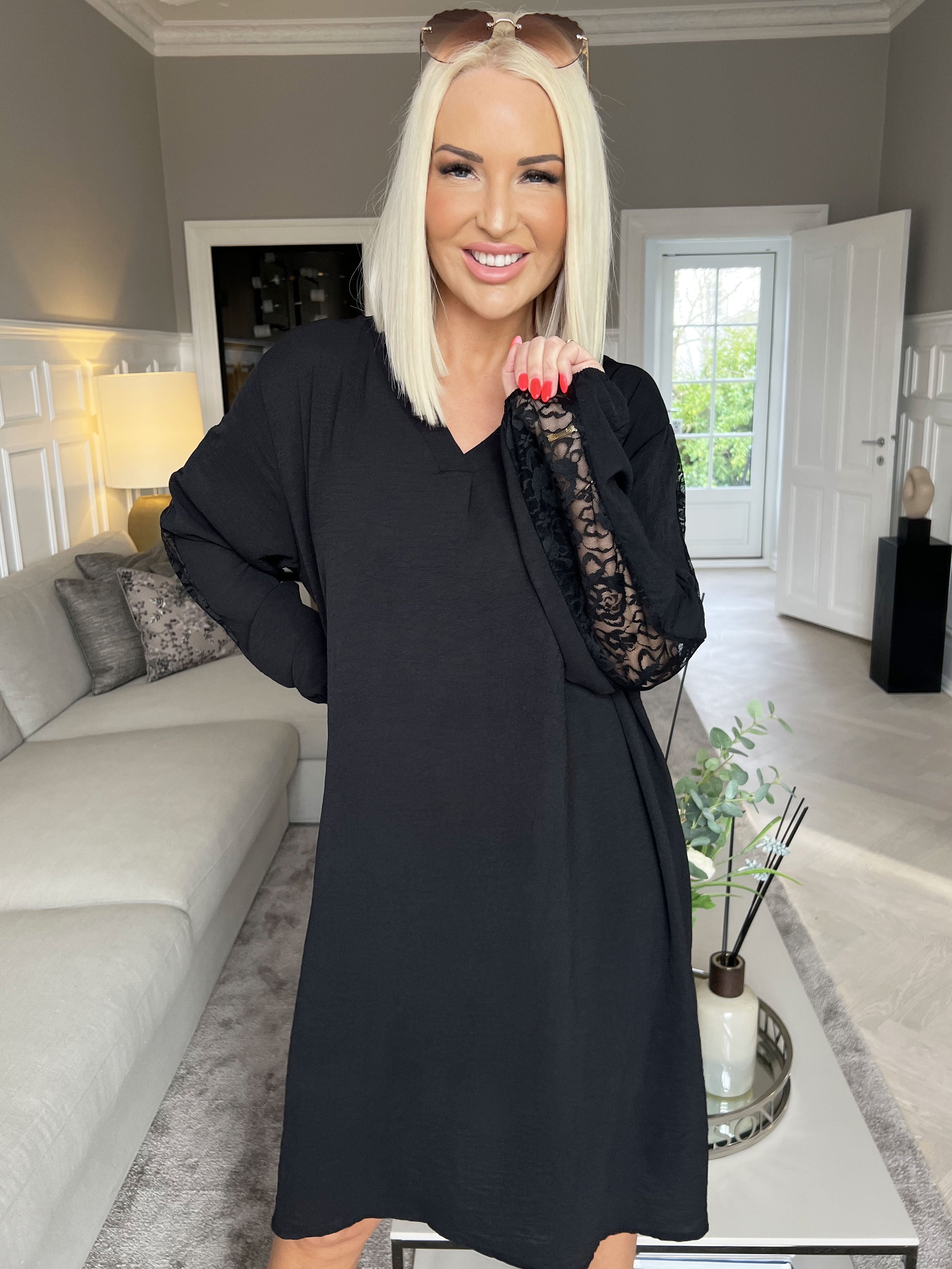 Carmen - Plain kjole med smuk blonderyg og ærmer